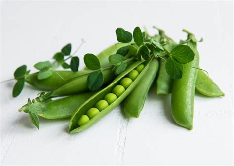 Vainas De Guisantes Verdes Frescos Y Guisantes Con Brotes Sobre Fondo