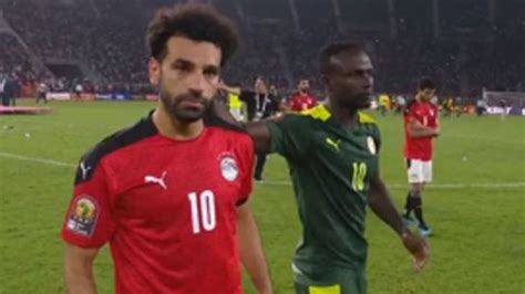 Sadio Mane Decides Shootout Then Consoles Mo Salah Video Watch Tv Show Wirefan Your