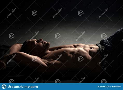 Hombre Muscular Sexy Desnudo Con Seisquetes En La Cama Joven Y