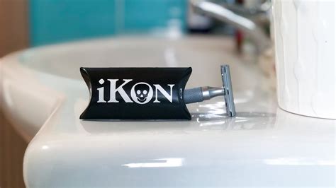 Ikon Tech Con Personna Su Barba Di Una Settimana Rasatura