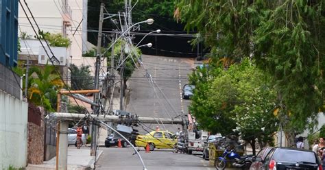 G1 Caminhão Bate Em Poste E Deixa Rua Sem Energia Em Juiz De Fora