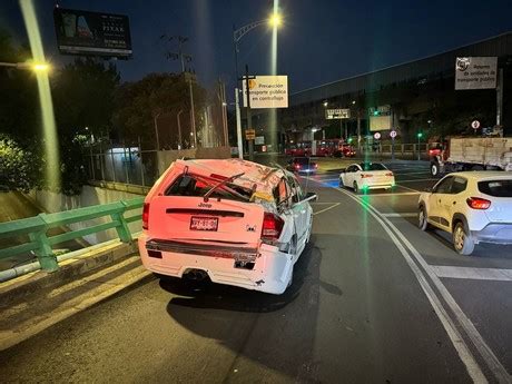 Camioneta es abandonada tras chocar contra muro de contención en