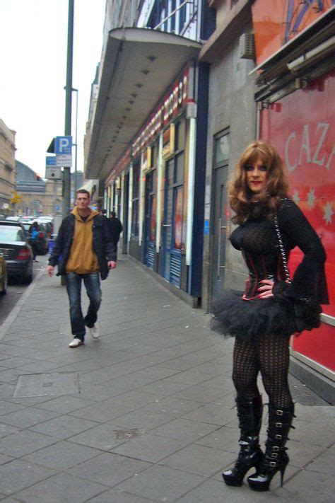 Anschaffen Auf Dem Straßenstrich In Frankfurtmain Crossdresser Anziehsachen Und Frankfurt