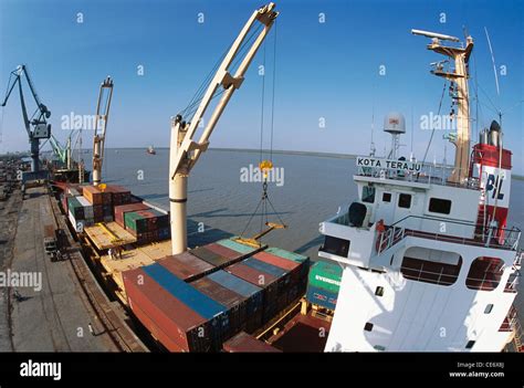 Cranes loading containers on PIL ship Kota Teraju kandla port gujarat ...