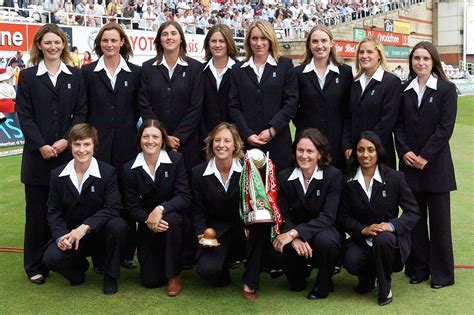 The England women's squad poses with the Ashes trophy | ESPNcricinfo.com