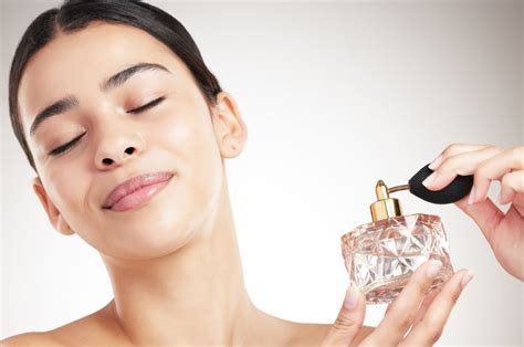 Tidak Sembarangan Ini 3 Tips Pakai Parfum Agar Lebih Tahan Lama Parapuan