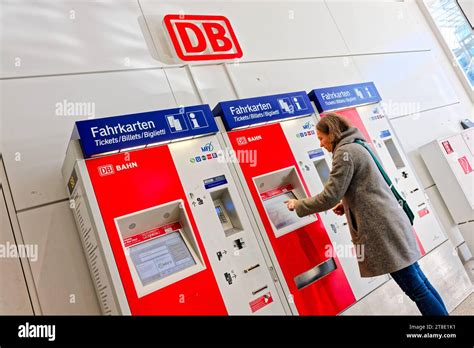 Bahnticketkauf Frau kauft sich Fahrkarte am Automaten München