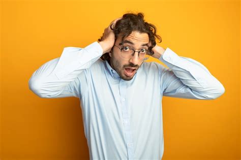 Impresionado Joven Apuesto Hombre Cauc Sico Con Gafas Poniendo Las