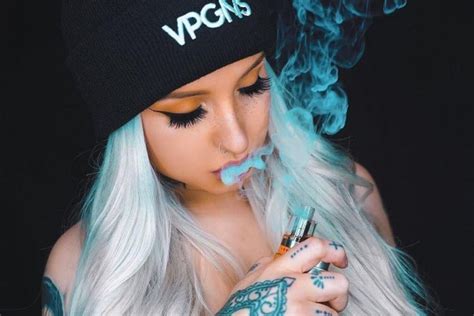 Aesthetic Girl Smoking Wallpaper Iphone