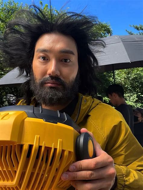 Penampilan Choi Siwon Jadi Brewokan Dan Gondrong Sukses Bikin Fans