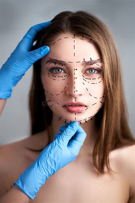 Belle Jeune Femme Avec Des Lignes De Perforation Sur Son Visage Avant