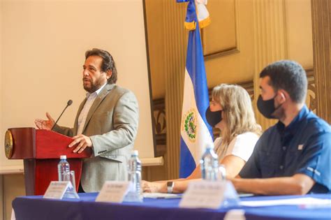 Vicepresidente Félix Ulloa reitera compromiso con víctimas de guerra