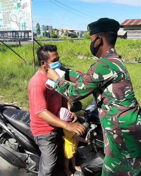 Satgas Yonarmed 9 Kostad Bagikan Masker Dan Tertibkan Penggunaannya