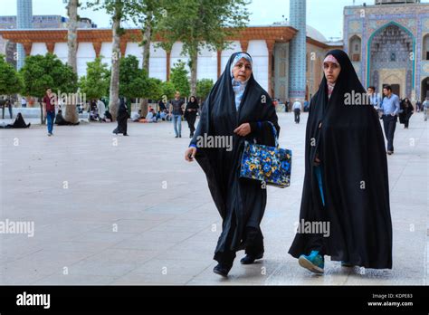 Iran Shiraz Women Chador Hi Res Stock Photography And Images Alamy