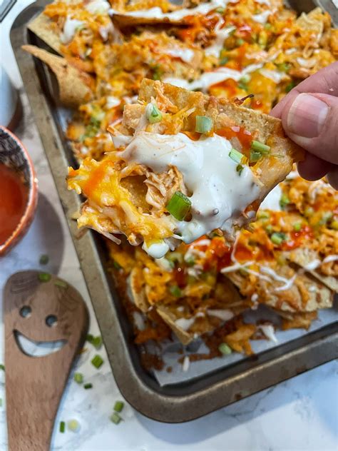 Buffalo Chicken Nachos Spicy And Cheesy Chicken Nachos