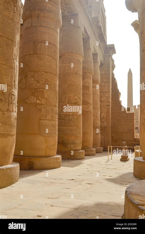 Columnas egipcias antiguas en sala hipóstila salen Templo de Karnak