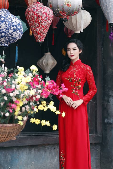 Hot girl dao kéo khoe vẻ đẹp mỹ miều trong tà áo dài dân tộc Báo Dân trí