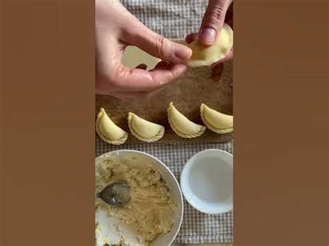 Как лепить вареники - YouTube