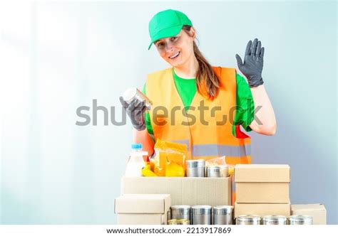 Free Food Distribution Volunteer Sorting Food Stock Photo 2213917869 ...