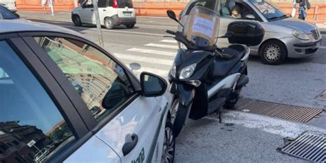 Scooter Centra Una Donna Col Passeggino Tragedia Sfiorata A Messina