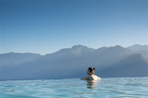 Premium Photo Sexy Woman Relaxing In Infinity Swimming Pool Looking