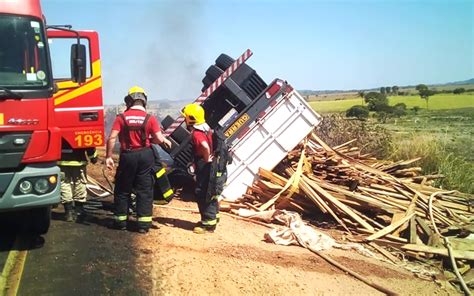 Caminhão carregado de madeira tomba e pega fogo em rodovia no Nortão