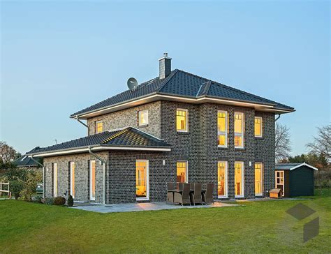 Stadtvilla Mit Ebenerdigem Anbau Seitlich Stadtvilla Haus Bauen Villa