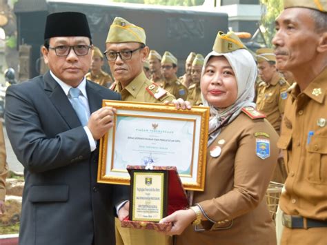 Wahdi Berikan Penghargaan OPD Terbaik Penilaian SAKIP PEMERINTAH KOTA