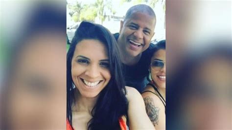 Saiba Quem A Mulher Que Aparece O Ex Jogador Marcelinho Carioca