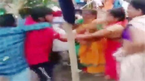 Video शादी समारोह में संग्राम जमकर बरसे लात घूंसे और चलीं कुर्सियां