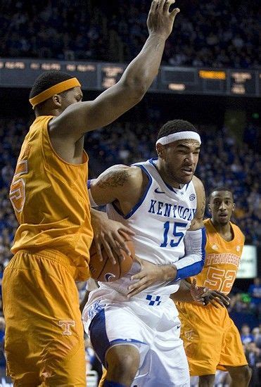 Kentucky Wildcats Basketball Willie Cauley Stein Out With Knee Injury