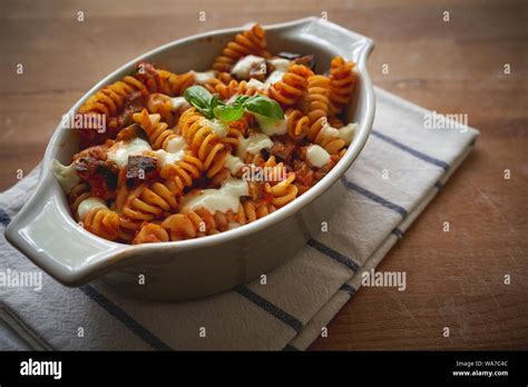 Un Plat De Pâtes Fusilli Alla Norma Un Plat Composé De Sicilienne