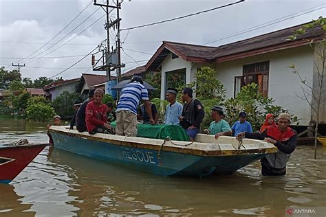 Warga Bawa Jenazah Dengan Perahu Saat Banjir ANTARA News