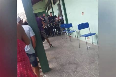 Jornal Correio Aluno armado atira em três colegas dentro de escola no