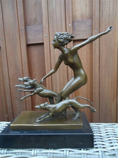 Statue Nude Lady D Esse De La Chasse Avec Ses Chiens De Catawiki