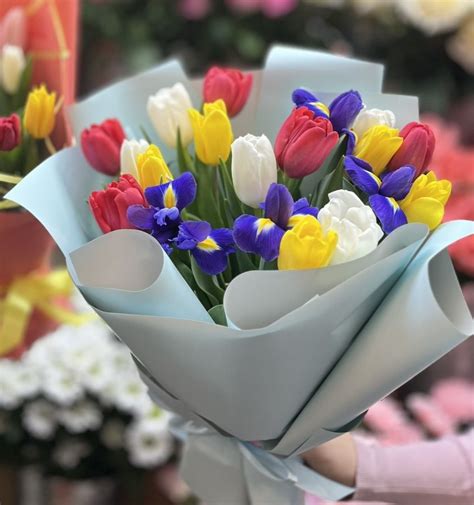 Букет из ирисов и тюльпанов доставка в Иркутск | «Цветочный BAZAAR»
