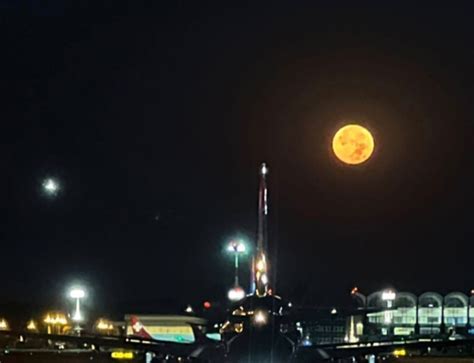 To I Ochii Pe Cer Super Luna Galben Face Senza Ie Pe Cerul Clujului