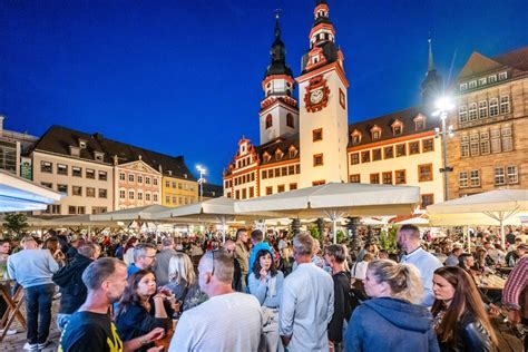 Chemnitzer Weinfest Promi Alarm Jens Weißflog schenkt Wein aus