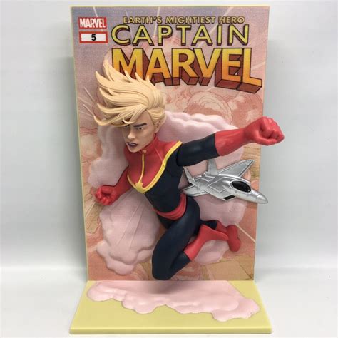 Captain Marvel D Comic Standee Loot Crate Carol Danvers Exclusive