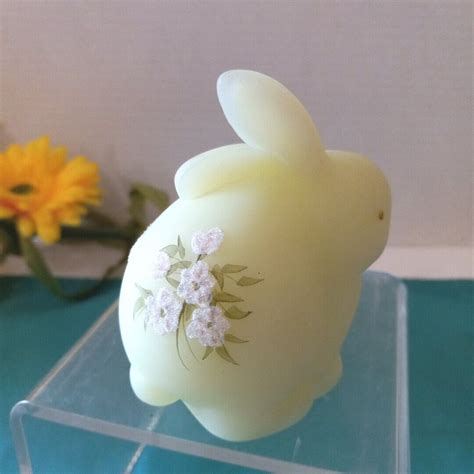 Vintage Fenton Custard Glass Easter Bunny Rabbit W Flowers Handpainted And Signed Ebay