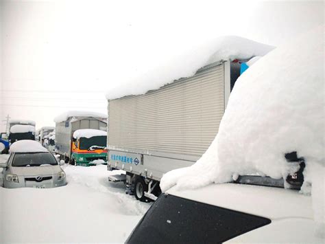 関越道、車1000台立ち往生 最強寒気、新潟で大雪 読んで見フォト 産経フォト