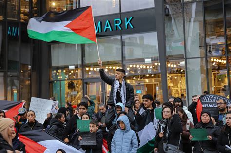 Pro Pal Stina Demo Vor Dem Wuppertaler Hauptbahnhof