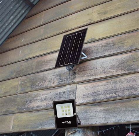 SOLARNI LED REFLEKTOR 12W IP65 Z DALJINSKIM UPRAVLJANJEM Spletna