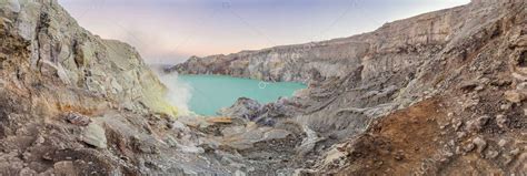 Foto panorámica del volcán Ijen o Kawah Ijen en idioma indonesio