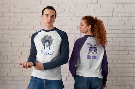 Pareja con maqueta de camiseta raglán Archivo PSD Premium