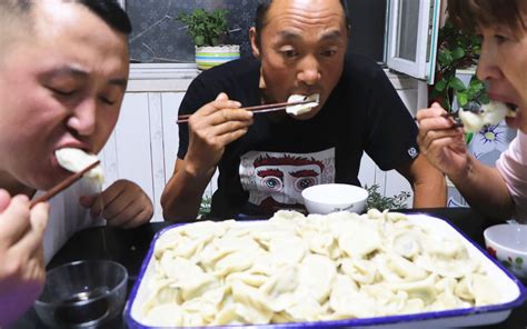 大彭做猪肉韭菜水饺，这大饺子吃着真香啊，两口一个过瘾 百味大彭 百味大彭 哔哩哔哩视频