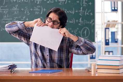 El Profesor De Matem Ticas Divertido Joven Delante De La Pizarra Foto