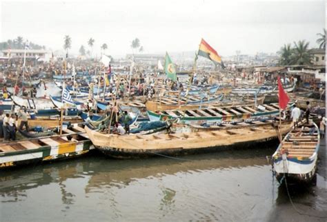 File:Boats in Elmina, Ghana - July 1995.jpg - Wikitravel Shared