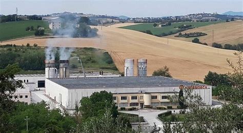 Prima L Esplosione Poi Le Colonne Di Fumo Paura Nella Fabbrica In