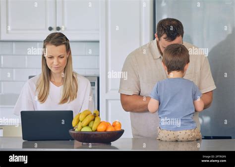 Glückliche junge weiße Familie mit frischem Obst in einer hellen Küche